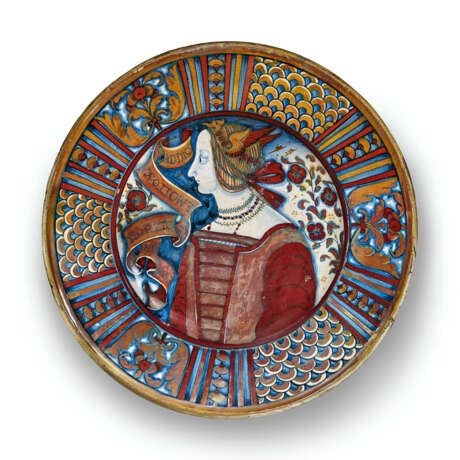 A DERUTA MAIOLICA GOLD AND RUBY LUSTRED ‘BELLA DONNA’ CHARGER - photo 1