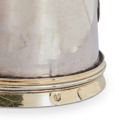 AN AUSTRIAN PARCEL-GILT SILVER WAGER CUP - Foto 3