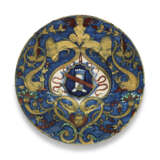 A GUBBIO MAIOLICA RUBY AND GOLD LUSTRED ARMORIAL DISH - фото 1