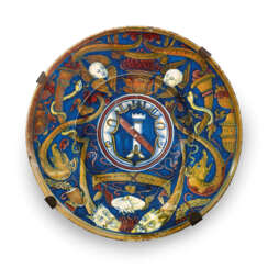 A GUBBIO MAIOLICA ARMORIAL GOLD AND RUBY LUSTRED DISH