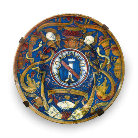 A GUBBIO MAIOLICA ARMORIAL GOLD AND RUBY LUSTRED DISH - photo 1