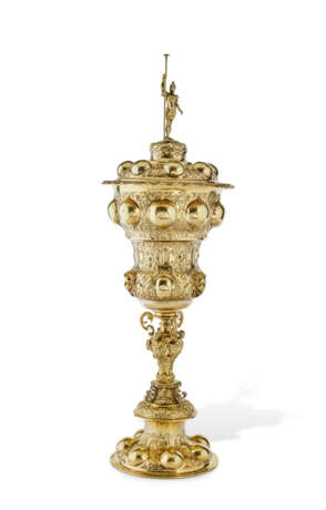A GERMAN RENAISSANCE SILVER-GILT CUP AND COVER OR BUCKELPOKAL - фото 1