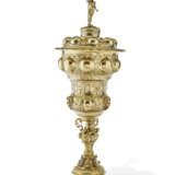A GERMAN RENAISSANCE SILVER-GILT CUP AND COVER OR BUCKELPOKAL - фото 1