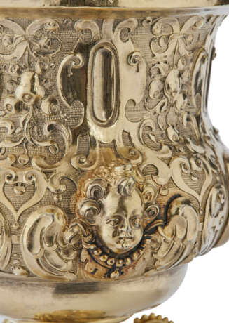 A GERMAN RENAISSANCE SILVER-GILT CUP AND COVER OR BUCKELPOKAL - фото 2