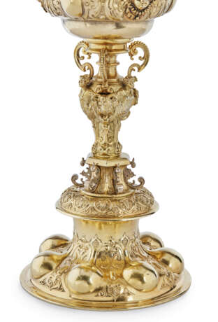 A GERMAN RENAISSANCE SILVER-GILT CUP AND COVER OR BUCKELPOKAL - фото 4