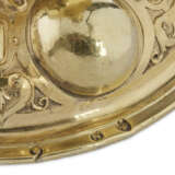 A GERMAN RENAISSANCE SILVER-GILT CUP AND COVER OR BUCKELPOKAL - фото 5
