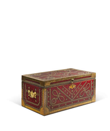 A FRENCH BRASS-STUDDED AND BOUND RED LEATHER CHEST - фото 3