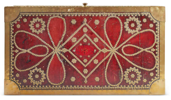 A FRENCH BRASS-STUDDED AND BOUND RED LEATHER CHEST - фото 5
