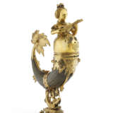 A GERMAN SILVER-GILT MOUNTED HORN DRINKING CUP AND COVER - Foto 1