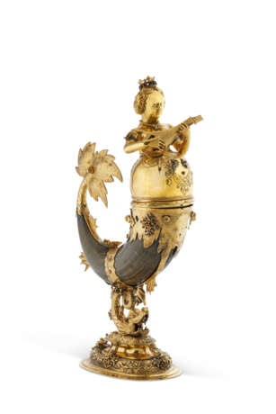 A GERMAN SILVER-GILT MOUNTED HORN DRINKING CUP AND COVER - фото 1