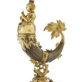 A GERMAN SILVER-GILT MOUNTED HORN DRINKING CUP AND COVER - фото 2