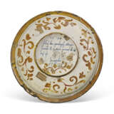 A GUBBIO MAIOLICA DATED GOLD AND RUBY LUSTRED ISTORIATO PLATE - Foto 2