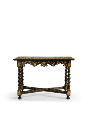 A SOUTH EUROPEAN BLACK AND GILT-JAPANNED, MOTHER-OF-PEARL-INLAID AND EBONIZED CENTER TABLE - Foto 4