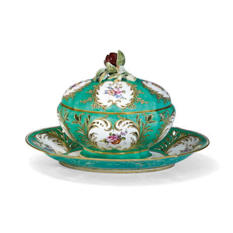 A SEVRES PORCELAIN GREEN-GROUND PIERCED CHESTNUT BASKET, COVER AND STAND (MARRONNIERE CONTOURNEE) - фото 1