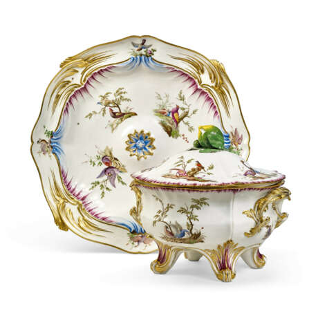 A VINCENNES PORCELAIN TWO-HANDLED CIRCULAR TUREEN, COVER AND STAND (POT A OILLE `FORME ANCIENNE` SON COUVERCLE ET SON PLATEAU) - Foto 1