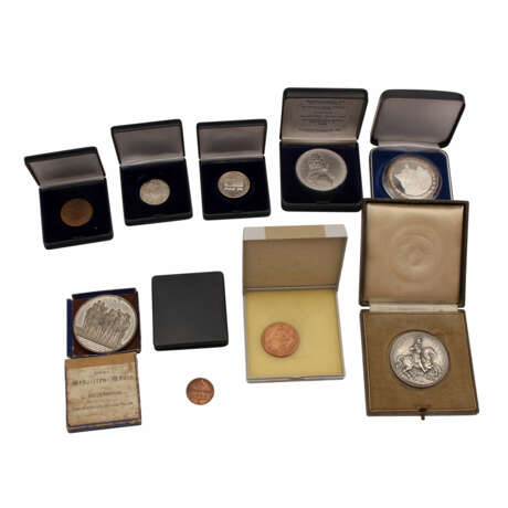 Konvolut von 9 Medaillen/Münzen, darunter unter anderem - фото 1