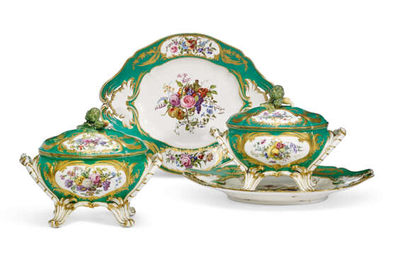 A PAIR OF SEVRES PORCELAIN GREEN-GROUND OVAL TUREENS, COVERS AND STANDS (TERRINES ET PLATEAUX) - Foto 1