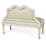 A LOUIS XVI SMALL GREEN AND WHITE-PAINTED BANQUETTE - Foto 3