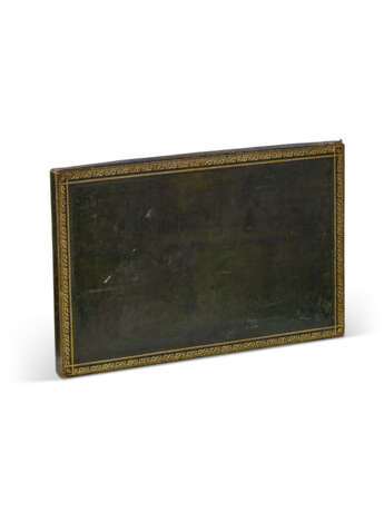 AN EMPIRE GILT-TOOLED GREEN LEATHER DOCUMENT WALLET - Foto 3