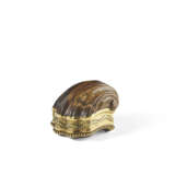 A LOUIS XVI TWO-COLOR GOLD-MOUNTED HARDSTONE SNUFF-BOX - фото 1