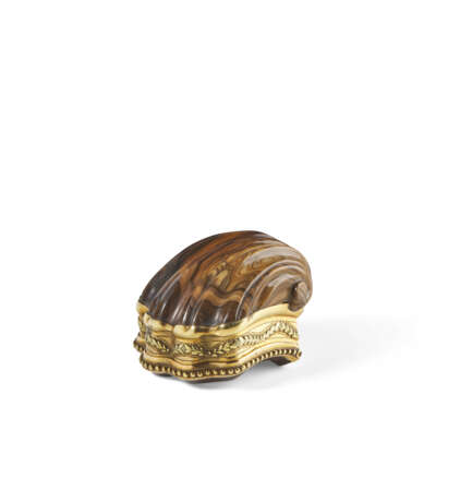 A LOUIS XVI TWO-COLOR GOLD-MOUNTED HARDSTONE SNUFF-BOX - фото 1