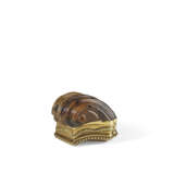 A LOUIS XVI TWO-COLOR GOLD-MOUNTED HARDSTONE SNUFF-BOX - фото 2