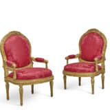 A PAIR OF FRENCH GILTWOOD FAUTEUILS - Foto 1