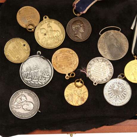 Konvolut tragbarer Auszeichnungen und Medaillen, - Foto 2