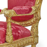A PAIR OF FRENCH GILTWOOD FAUTEUILS - Foto 8