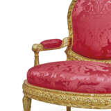 A PAIR OF FRENCH GILTWOOD FAUTEUILS - Foto 9