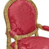 A PAIR OF FRENCH GILTWOOD FAUTEUILS - Foto 10