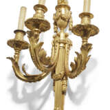 A PAIR OF LOUIS XVI ORMOLU THREE-BRANCH WALL-LIGHTS - Foto 4