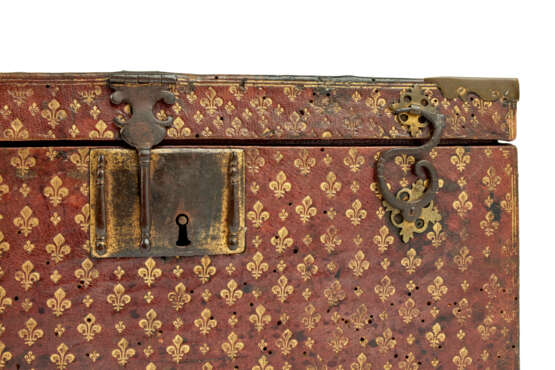 A LOUIS XIV ORMOLU-MOUNTED AND GILT-TOOLED RED LEATHER COFFRET - photo 5