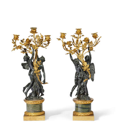 A PAIR OF FRENCH ORMOLU AND PATINATED BRONZE THREE-LIGHT CANDELABRA - Foto 1