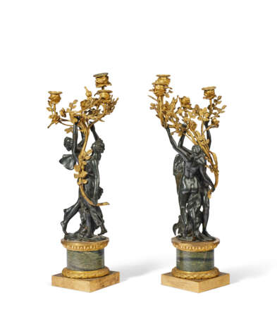 A PAIR OF FRENCH ORMOLU AND PATINATED BRONZE THREE-LIGHT CANDELABRA - Foto 4