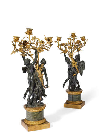 A PAIR OF FRENCH ORMOLU AND PATINATED BRONZE THREE-LIGHT CANDELABRA - Foto 5