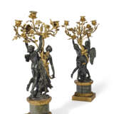 A PAIR OF FRENCH ORMOLU AND PATINATED BRONZE THREE-LIGHT CANDELABRA - Foto 5
