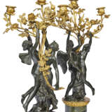 A PAIR OF FRENCH ORMOLU AND PATINATED BRONZE THREE-LIGHT CANDELABRA - Foto 6