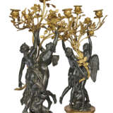 A PAIR OF FRENCH ORMOLU AND PATINATED BRONZE THREE-LIGHT CANDELABRA - Foto 7
