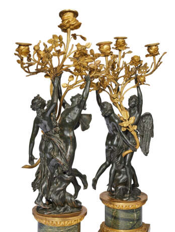 A PAIR OF FRENCH ORMOLU AND PATINATED BRONZE THREE-LIGHT CANDELABRA - Foto 7