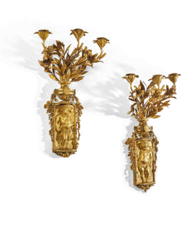 A PAIR OF FRENCH ORMOLU THREE-BRANCH WALL-LIGHTS - Foto 2