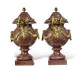 A PAIR OF FRENCH ORMOLU-MOUNTED PORPHYRY VASES - Foto 2