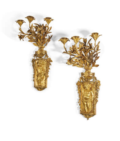A PAIR OF FRENCH ORMOLU THREE-BRANCH WALL-LIGHTS - Foto 4
