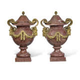 A PAIR OF FRENCH ORMOLU-MOUNTED PORPHYRY VASES - Foto 4