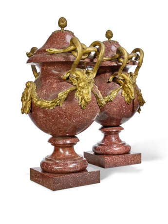 A PAIR OF FRENCH ORMOLU-MOUNTED PORPHYRY VASES - Foto 5