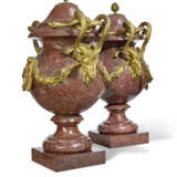 A PAIR OF FRENCH ORMOLU-MOUNTED PORPHYRY VASES - Foto 5