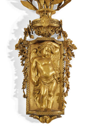 A PAIR OF FRENCH ORMOLU THREE-BRANCH WALL-LIGHTS - Foto 5