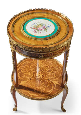 A LATE LOUIS XV ORMOLU AND PORCELAIN-MOUNTED TULIPWOOD, SYCAMORE AND HOLLY GUERIDON - фото 2