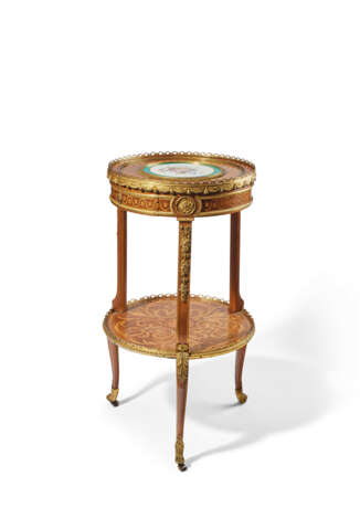 A LATE LOUIS XV ORMOLU AND PORCELAIN-MOUNTED TULIPWOOD, SYCAMORE AND HOLLY GUERIDON - фото 3