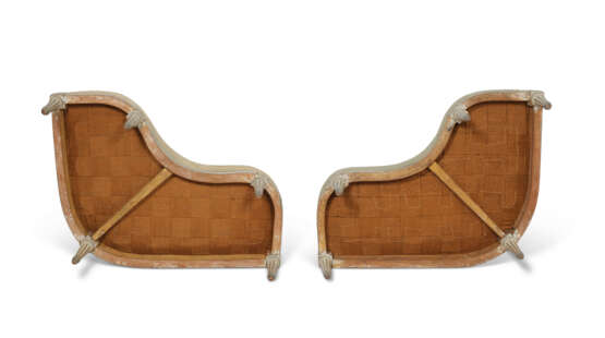 PAIR OF LOUIS XVI GREY AND WHITE-PAINTED CANAPES D`ANGLE - photo 6